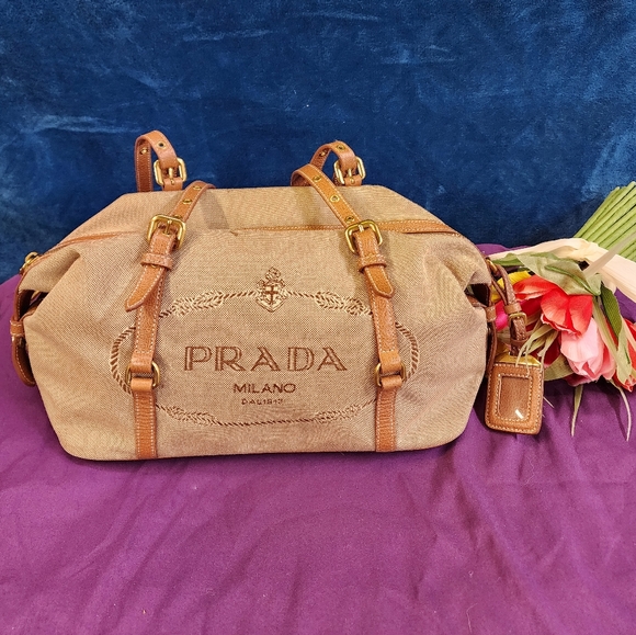 🔹️FINAL SALE 🔹️ Authentic Prada Shoulder Bag - Picture 1 of 10